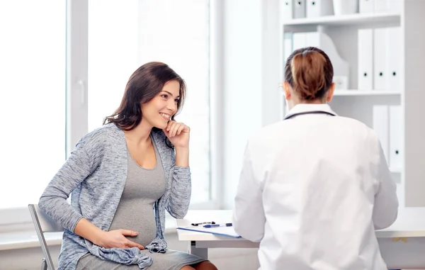 Gynecologist doctor and pregnant woman at hospital — Stock Photo, Image