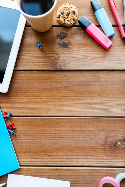 Primer plano de los artículos de papelería o útiles escolares sobre la mesa — Foto de Stock