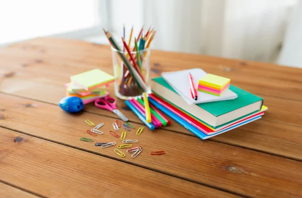 Primer plano de los artículos de papelería o útiles escolares sobre la mesa — Foto de Stock