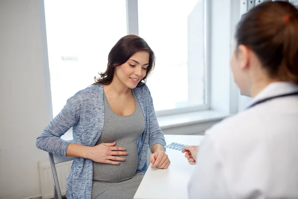 Ginecologista médico e mulher grávida no hospital — Fotografia de Stock