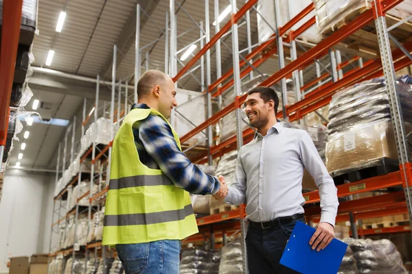 Werknemers en ondernemers met Klembord in magazijn — Stockfoto