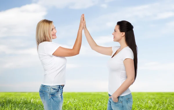 Grupo de felices mujeres diferentes en camisetas blancas Imagen De Stock