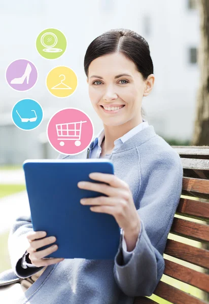 Sonriente mujer de negocios con tablet pc en la ciudad —  Fotos de Stock