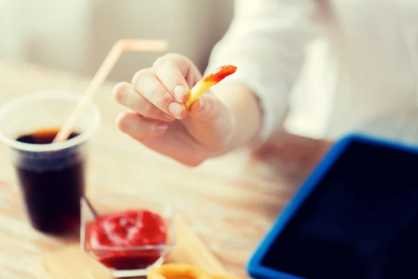 Close up de mão mulher segurando batatas fritas — Fotografia de Stock