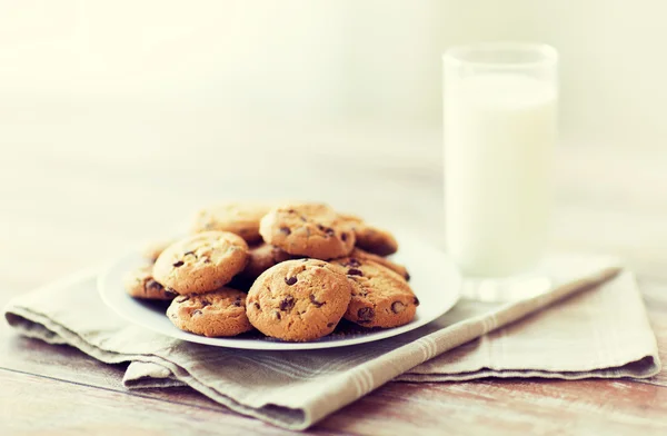 Close up of chocolate oatmeal cookies and milk — Stock Photo, Image