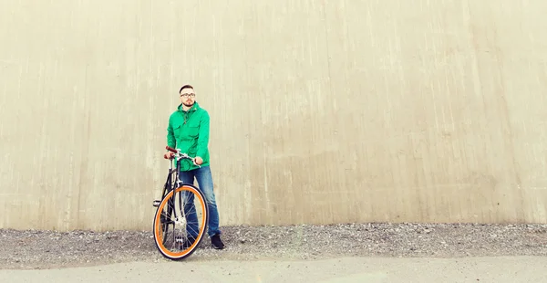 Счастливый молодой хипстер с велосипедом — стоковое фото