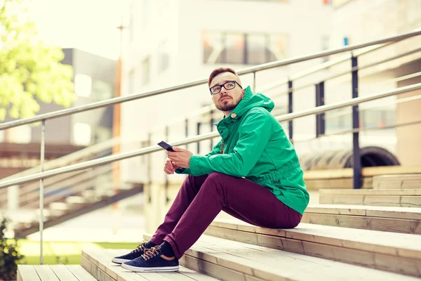 Jeune homme hipster avec smartphone en ville — Photo