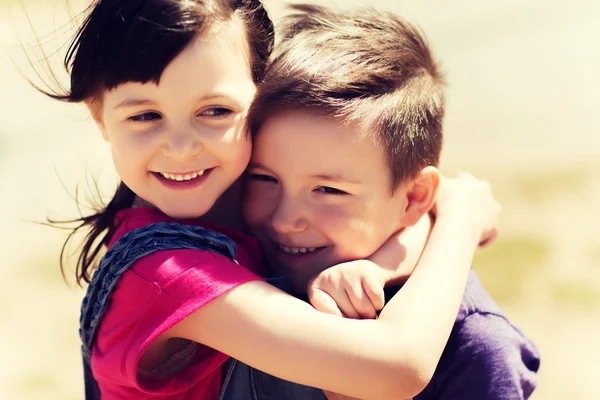 Двоє щасливих дітей обіймаються на відкритому повітрі — стокове фото