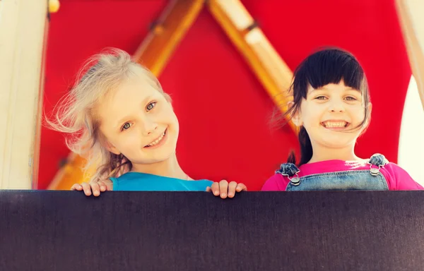 Groupe de petites filles heureuses sur l'aire de jeux pour enfants — Photo