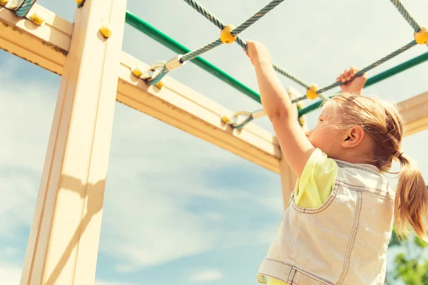 Primer plano de la niña escalando en el parque infantil —  Fotos de Stock