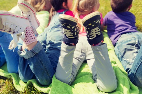 Nahaufnahme von Kindern, die auf einer Picknickdecke im Freien liegen — Stockfoto