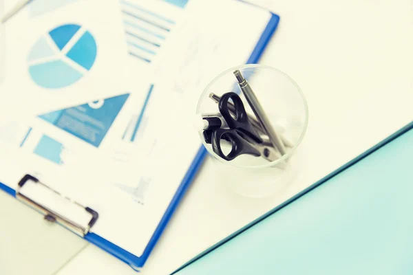 Close up of cup with scissors and pens at office — Stock Photo, Image