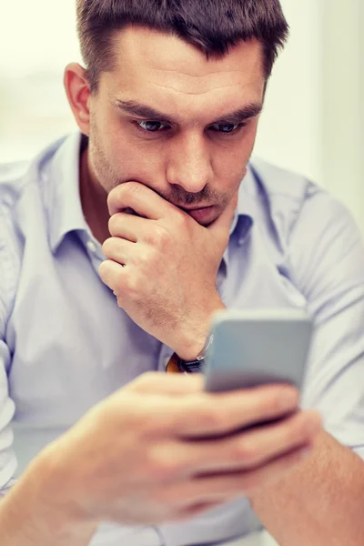 Primer plano de hombre de negocios con smartphone —  Fotos de Stock