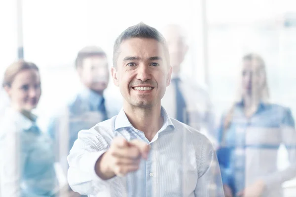 Grupo de empresarios sonrientes reunidos en el cargo — Foto de Stock