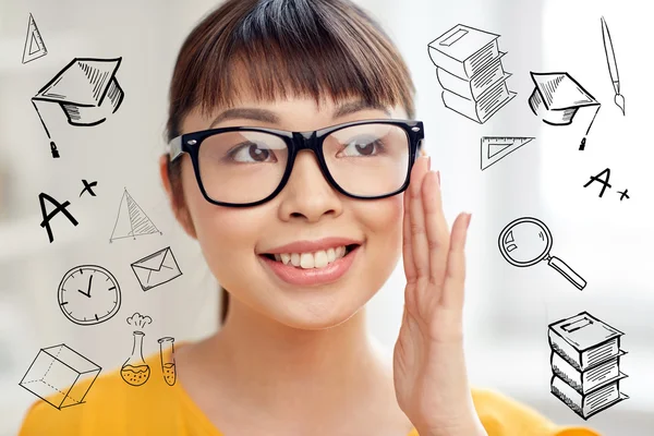 Feliz asiático joven mujer en gafas en casa — Foto de Stock