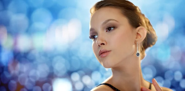 Schöne junge asiatische Frau mit Ohrring — Stockfoto