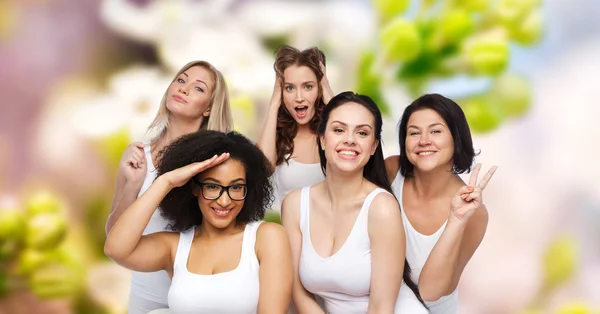 Grupo de mujeres felices en ropa interior blanca divirtiéndose —  Fotos de Stock