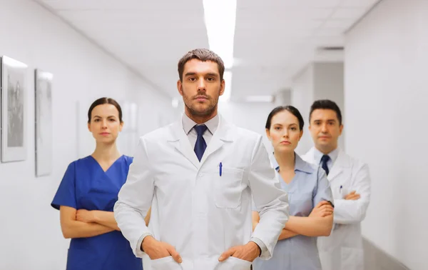Skupina lékařů a lékaři v nemocnici — Stock fotografie