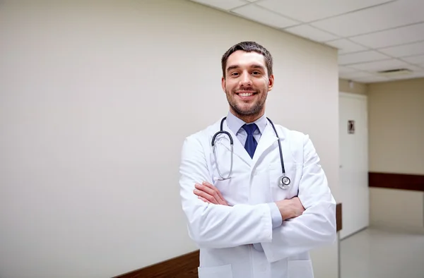 Médico sonriente con estetoscopio en el hospital —  Fotos de Stock