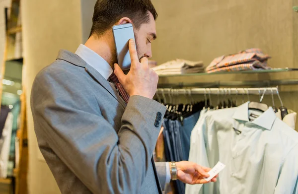 Närbild av man ringer på mobiltelefon på butik — Stockfoto