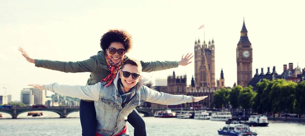 Feliz casal adolescente se divertindo sobre a cidade de Londres — Fotografia de Stock