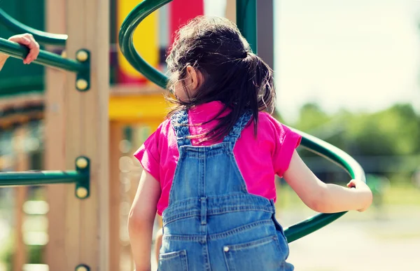 Primo piano di ragazza arrampicata sul parco giochi per bambini — Foto Stock
