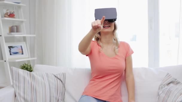 Mujer con auriculares de realidad virtual o gafas 3D — Vídeos de Stock