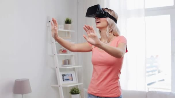 Kvinna i virtuell verklighet headset eller 3D-glasögon — Stockvideo