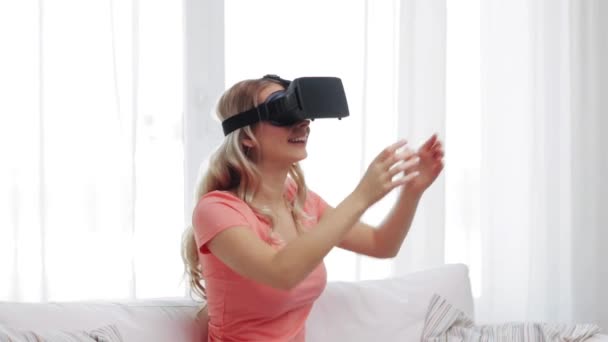 Kobieta w wirtualnej rzeczywistości zestaw słuchawkowy lub okulary 3D — Wideo stockowe