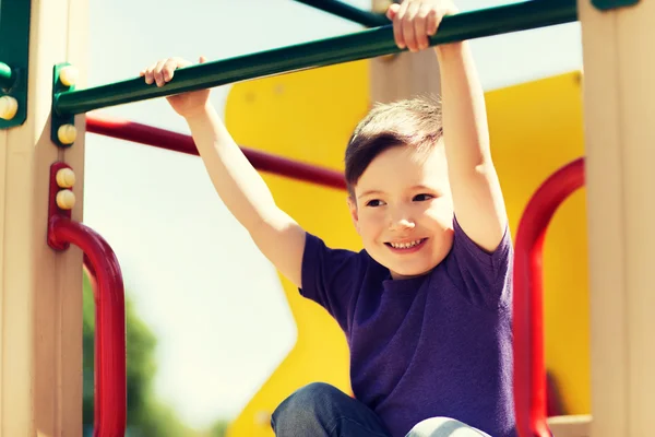 Niño pequeño y feliz escalada en el parque infantil —  Fotos de Stock