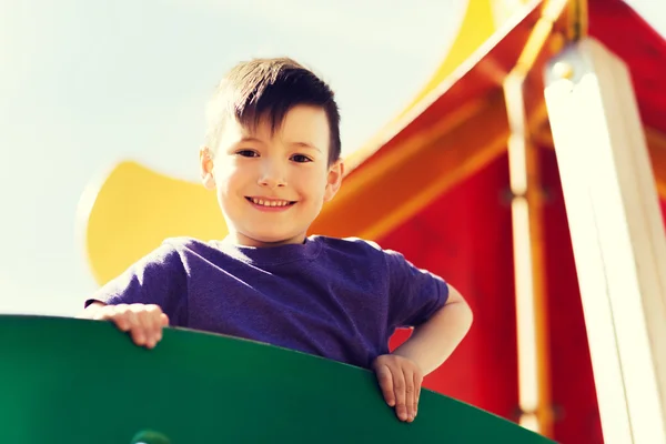 Niño pequeño y feliz escalada en el parque infantil — Foto de Stock