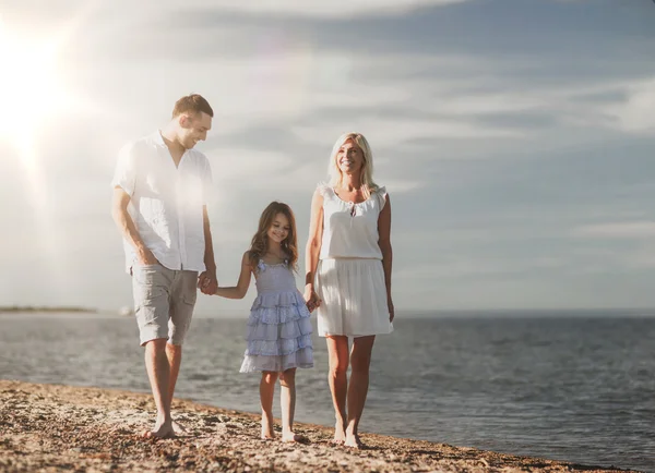 Aan de kust en gelukkige familie — Stockfoto