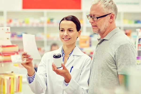 Farmacéutico y hombre mayor compra de medicamentos en la farmacia — Foto de Stock