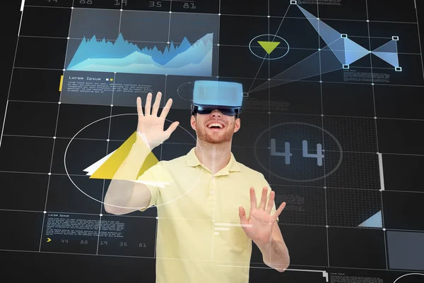 Gelukkig man in virtuele werkelijkheid hoofdtelefoon of 3D-bril — Stockfoto