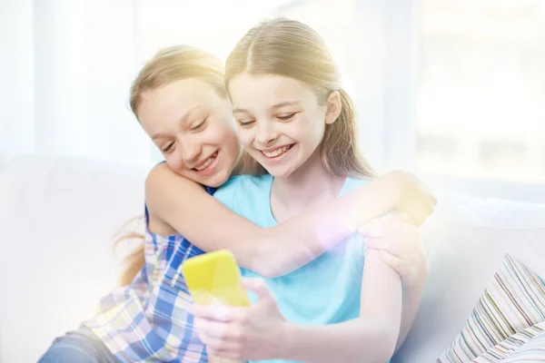 Chicas felices con teléfono inteligente tomar selfie en casa —  Fotos de Stock