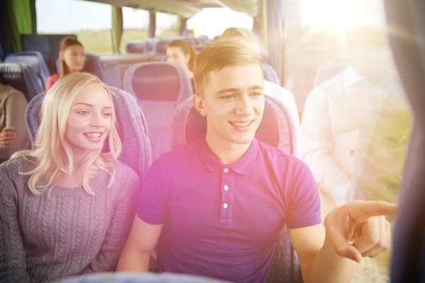 Feliz casal adolescente ou passageiros em ônibus de viagem — Fotografia de Stock