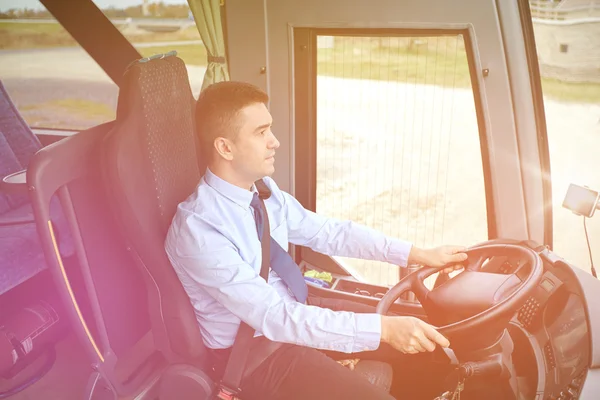 Motorista feliz dirigindo ônibus interurbano — Fotografia de Stock