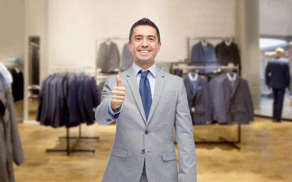 Homem de negócios feliz em terno sobre loja de roupas — Fotografia de Stock