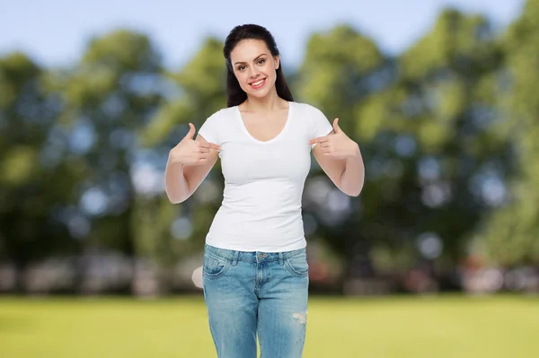 Szczęśliwa młoda kobieta lub nastolatka w biały t-shirt — Zdjęcie stockowe