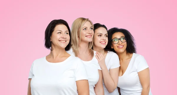 Groupe de femmes heureuses différentes en t-shirts blancs — Photo