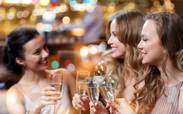 Gelukkig vrouwen met champagneglazen in nachtclub — Stockfoto