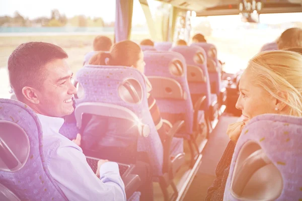 组的快乐乘客在旅行巴士 免版税图库照片