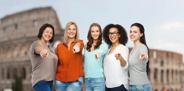 Glada kvinnor pekar finger på dig över Colosseum — Stockfoto
