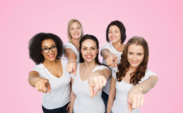 Gruppo di donne felici che puntano il dito su di te — Foto Stock