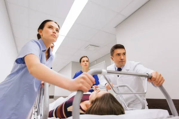 Medics met vrouw op ziekenhuis gurney bij noodgevallen — Stockfoto