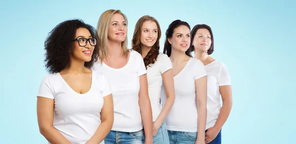 Grupp glada olika kvinnor i vita t-shirts — Stockfoto