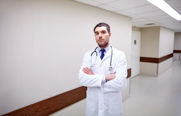 病院の廊下で聴診器を持つ医師 — ストック写真