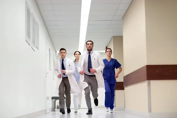 Sağlık görevlilerinin hastane yürüyüş grubu — Stok fotoğraf