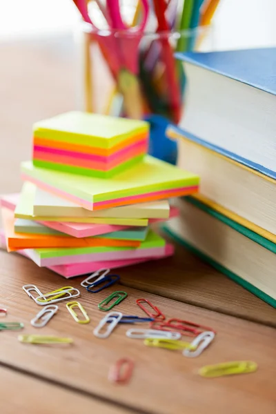 Nahaufnahme von Stiften, Büchern, Clips und Aufklebern — Stockfoto