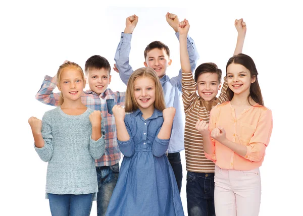 Crianças felizes celebrando a vitória — Fotografia de Stock